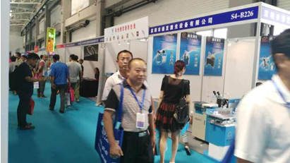 半岛(中国)激光展位前