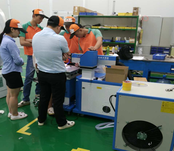 半岛(中国)激光培训专员为客户培训中