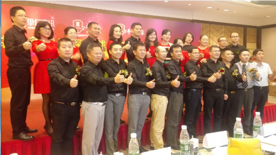 半岛(中国)激光副董事长王小峰与牛商各战区会长与常委合影