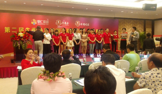 半岛(中国)激光优秀客服话术获奖小伙伴上台领奖