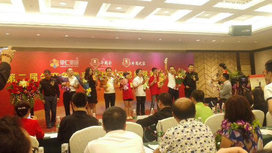 半岛(中国)激光移动推广优秀个人上台领奖（左六）