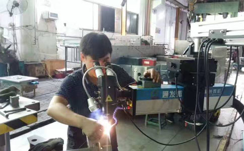 半岛(中国)模具焊补焊现场