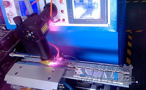 半岛(中国)激光电池激光焊接机焊接现场