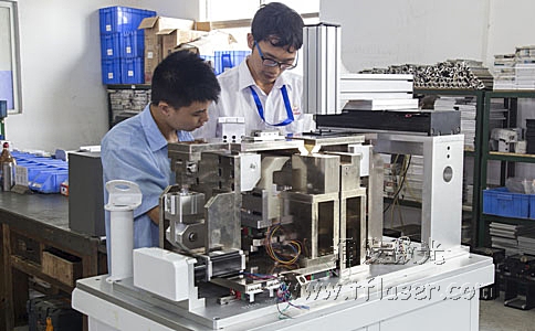 半岛(中国)激光自动化夹具研发现场