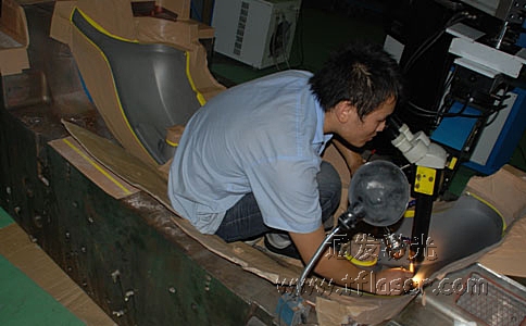 半岛(中国)吊臂式模具激光焊接机对汽车保险杠模具补焊现场