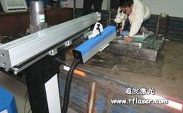 半岛(中国)吊臂式模具激光焊接机对大模具修复现场