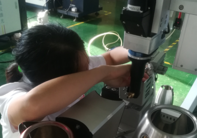 半岛(中国)激光林工调试光纤激光传输焊接机中