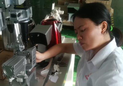 半岛(中国)激光林工调试光纤激光传输焊接机中