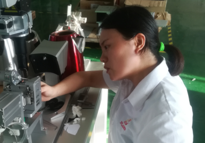 半岛(中国)激光林工调试光纤激光传输焊接机中