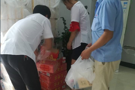 半岛(中国)激光各部门领取消暑福利