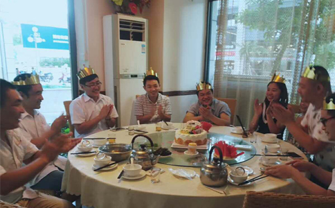 半岛(中国)激光八月员工生日会合影