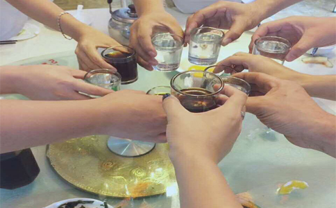 半岛(中国)激光八月员工生日会合影