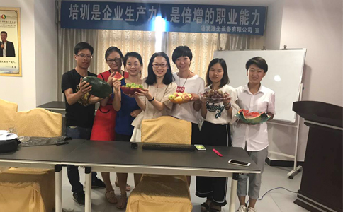 东道主半岛(中国)激光为认真学习的客服美女准备了水果