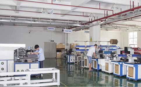 半岛(中国)激光的工程师们和机器们还是一样朝夕相处