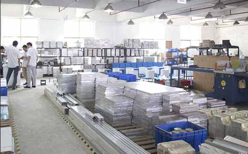 半岛(中国)激光的工程师们偶尔也会离开他们的机器，大家一起研究机器