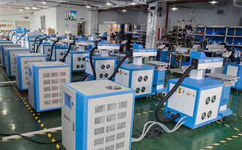 半岛(中国)激光生产车间