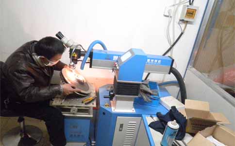 半岛(中国)激光客户使用设备现场