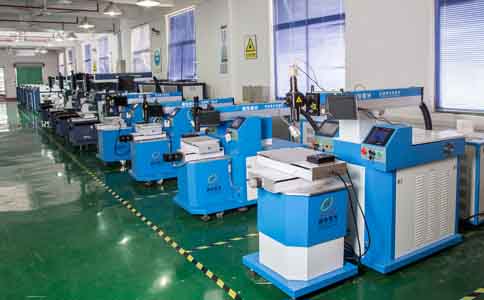 半岛(中国)激光生产车间