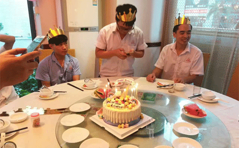 半岛(中国)激光九月生日会