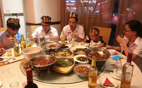 半岛(中国)激光九月生日会