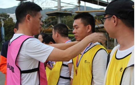 半岛(中国)激光领导给队员颁奖